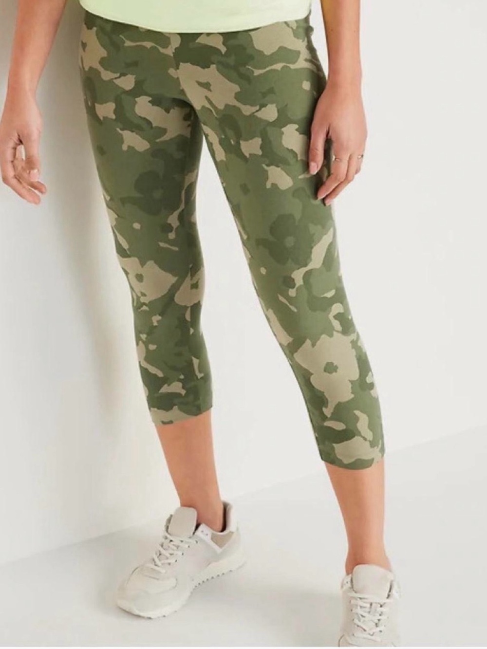 Used Women Old Navy High-Rise Printed Cropped Jersey Leggings Green Camo, size M